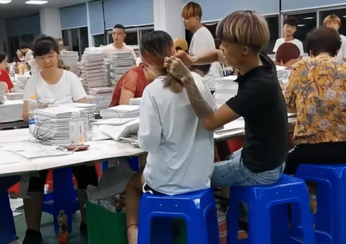 我追了一年的妹子,被新来的精神小伙给抢走了 终究是我不配了 哈哈哈