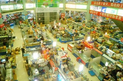 实拍深圳赛格宝安电子城室内景观, 似乎难见以往的热闹场景了